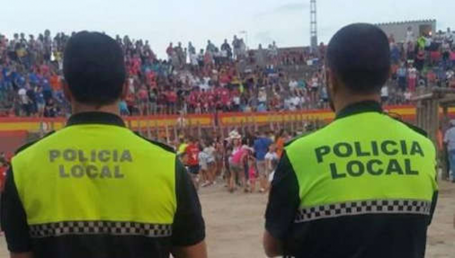 Agentes de la Policía Local de Malpartida de Cáceres y de Brozas vigilando en un evento multitudinario.
