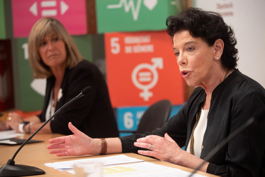 La ministra de Educación, Isabel Celaá, junto a la presidenta de la Diputación de Barcelona, Núria Marín (i),durante la inauguración de un seminario sobre la equidad, la calidad y la excelencia en la educación que quiere impulsar la nueva LOMLOE