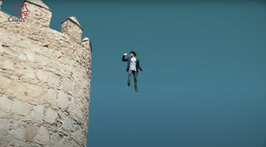Miguel de Lucas, 'volando' junto a la muralla de Ávila