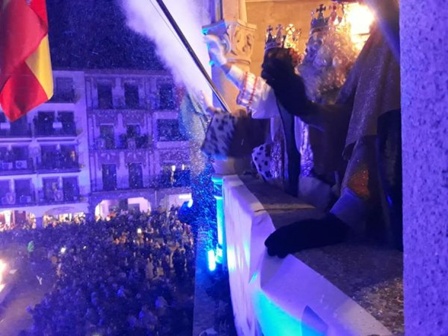 Sus Majestades, los Reyes Magos, saludan desde el balcón del consistorio placentino.