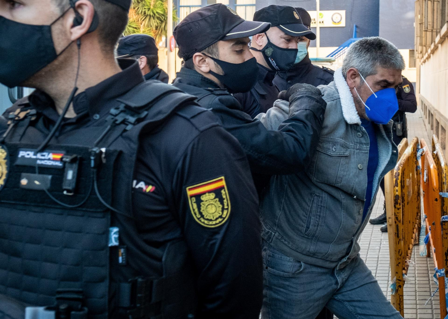 Efectivos de la Policía Nacional trasladan a la Audiencia Provincial a Bernardo Montoya, donde este martes se celebra la segunda sesión del juicio acusado de agredir sexualmente y asesinar en el mes de diciembre de 2018 a Laura Luelmo, la profesora zamorana de 26 años, en la localidad de El Campillo (Huelva).