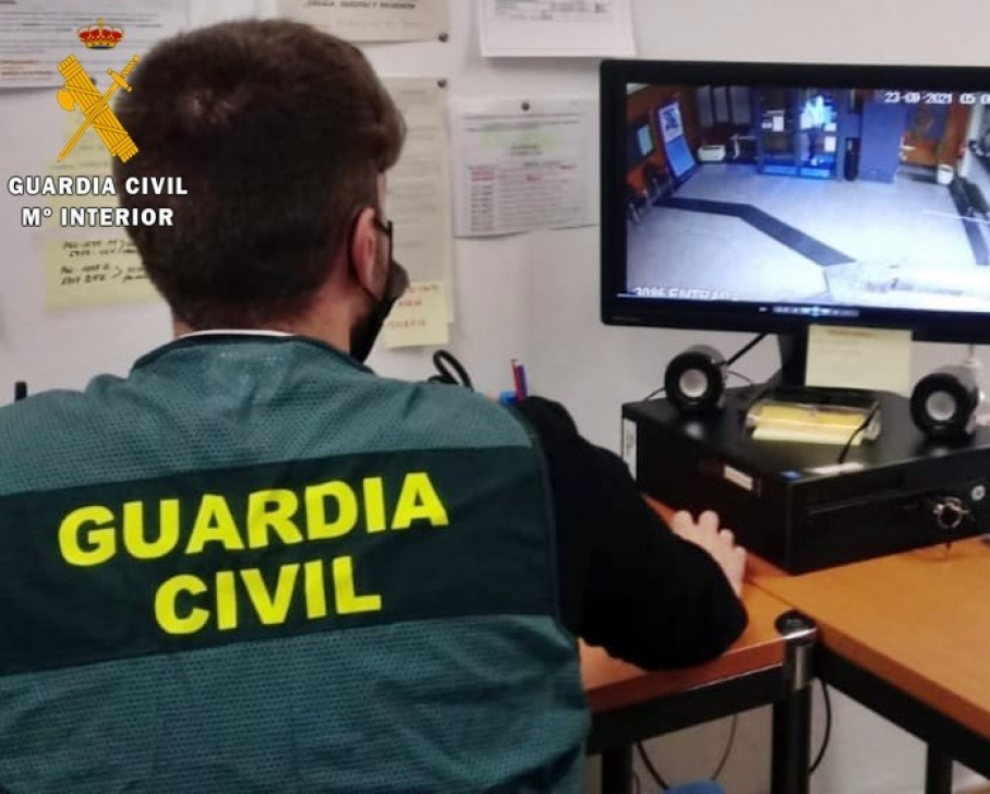 Guardia Civil inspeccionando una de las imágenes del caso