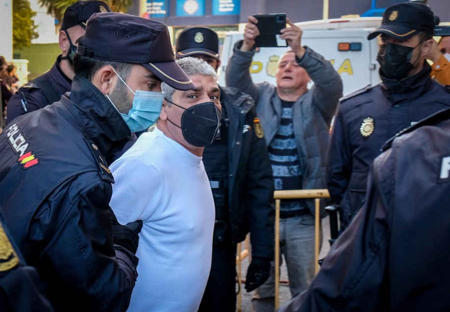 Efectivos de la Policía Nacional trasladan al acusado Bernardo Montoya a la Audiencia Provincial de Huelva