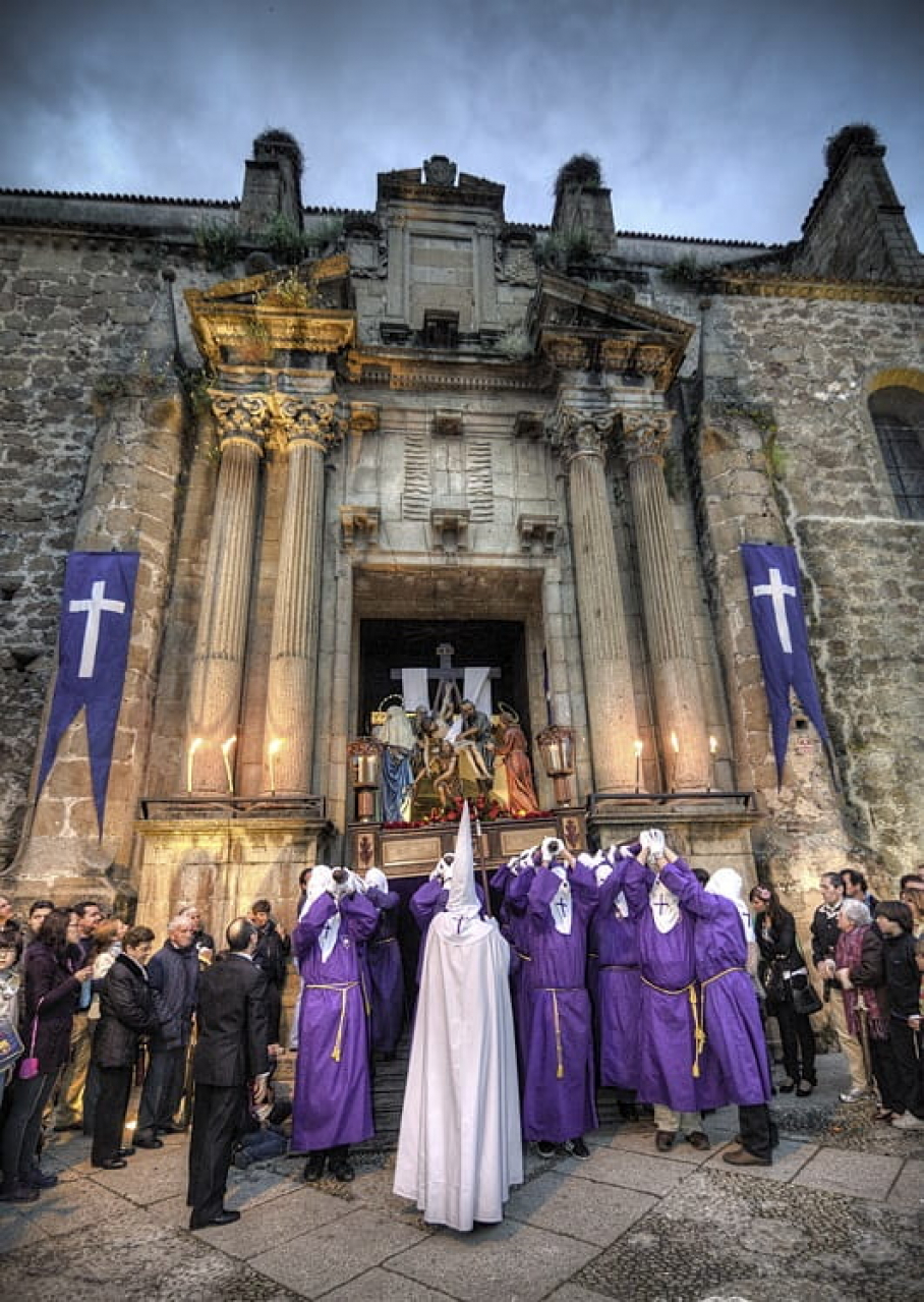 Una cofradía sale de Santo Domingo en Plasencia.