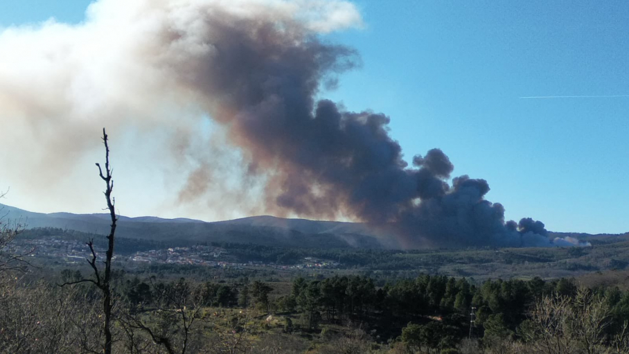 Imagen de la columna de fuego provocada por el incendio