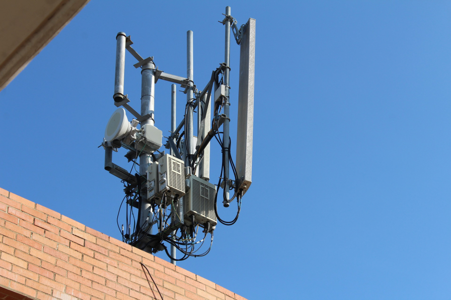 Antena de 5G instalada sobre un edificio