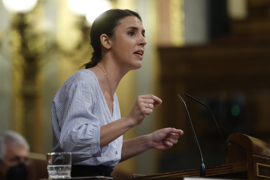 La ministra de Igualdad, Irene Montero, interviene en el Congreso para responder a una interpelación de Vox sobre las medidas que va a adoptar su departamento para garantizar la igualdad entre los españoles durante el pleno celebrado este miércoles en el Congreso de los Diputados.
