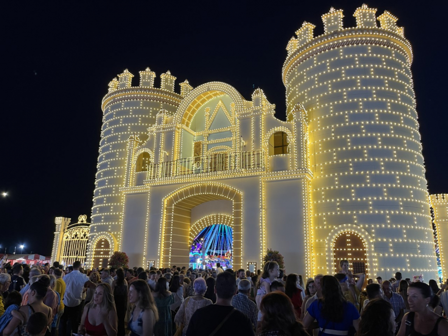 Encendido de la portada del Ferial, en Puerta Palma