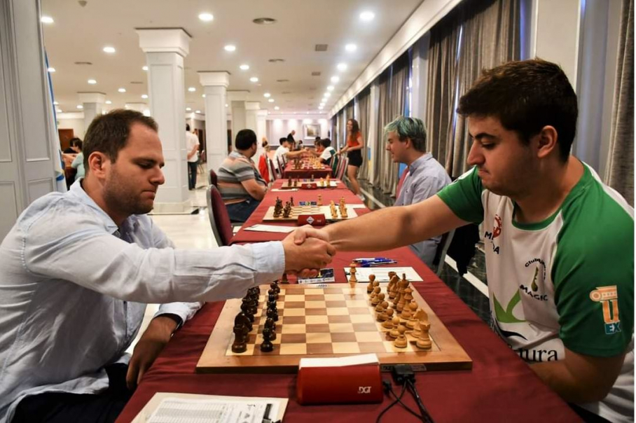 Jaime Santos Latasa (a la derecha) al finalizar su partida frente al ruso-español Daniil Yuffa