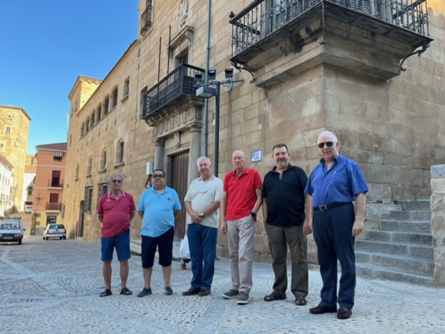 Representantes de Avepla frente a la Casa del Dean