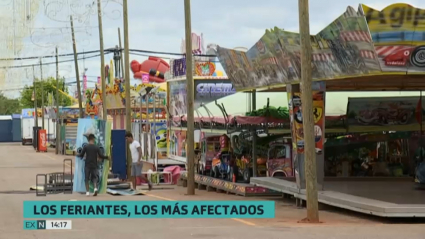 Feriantes montando las atracciones