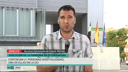 Sergio Blasco informa desde la puerta del Servicio Extremeño de Salud