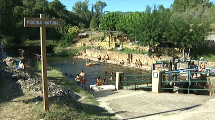 Piscina natural de Descargamaría con bañistas.