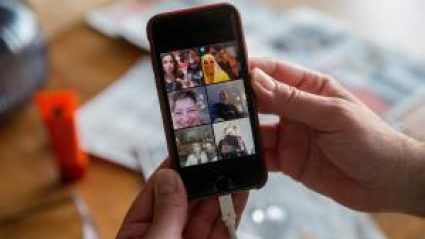 Pantalla de movil con redes sociales abiertas