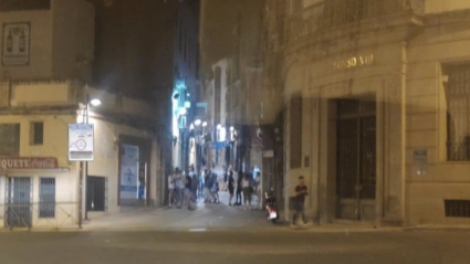 Jóvenes concentrados y sin mascarilla a las puertas de un pub