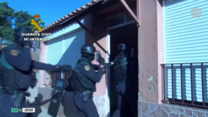 Registro de los agentes en la vivienda de uno de los detenidos