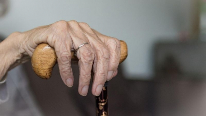 Abuela sosteniendo un bastón