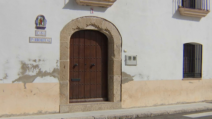 Fachada de la casa parroquial de Esparragalejo