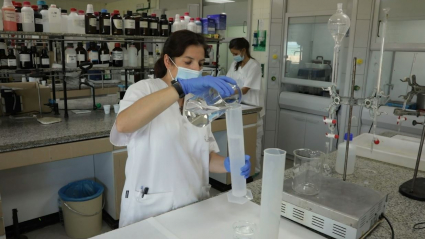 Una trabajadora del centro elabora hidroalcohol