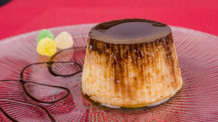 flan emplatado con tres gominolas