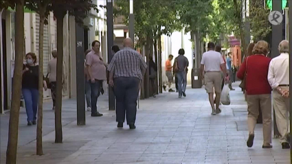 Personas paseando esta semana por la calle Menacho de Badajoz