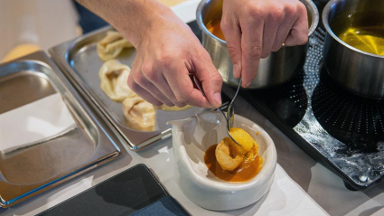 imagen de un cocinero preparando un plato