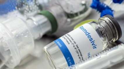 El Remdesivir, aún en fase experimental, es hasta el momento el único fármaco en España que combate con éxito el coronavirus. Dosis en frasco del medicamento Remdesivir.