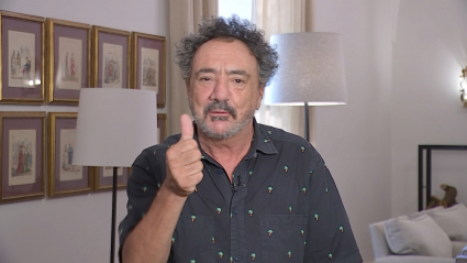 El director Pepe Quero lanza un beso a los espectadores