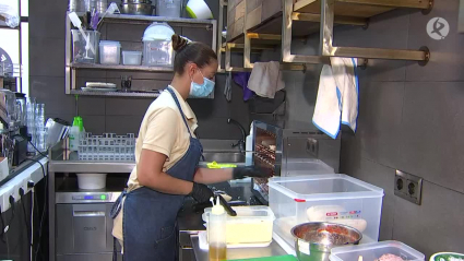 Sara trabajando en la cafetería Floco de Badajoz