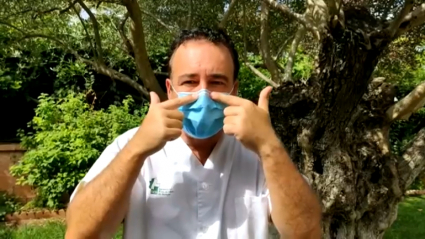 Médico extremeño explicando cómo colocar correctamente la mascarilla