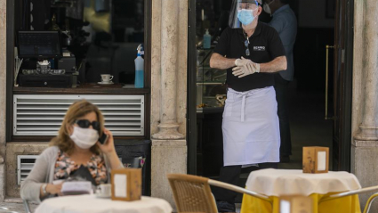 Terraza de una cafetería en el centro histórico de Lisboa