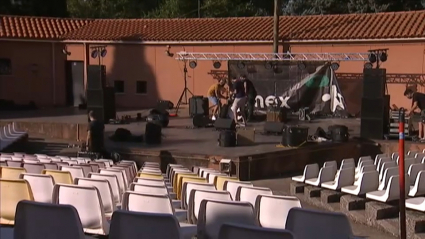 Una empresa de espectáculos se prepara para un concierto en el auditorio de Cáceres.
