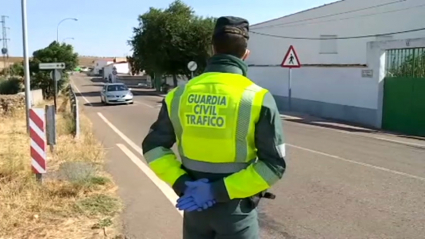 La Guardia Civil controla el acceso a Valencia de las Torres.