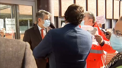 Momento en el que el consejero de sanidad habla con el sanitario durante la protesta