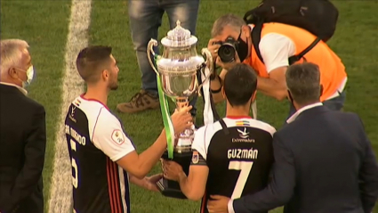 Guzmán Casaseca y César Morgado posan con el trofeo Luis Bermejo conseguido ante el Córdoba 