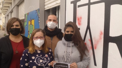 Las protagonistas de La casa de Bernarda Alba con su tutor