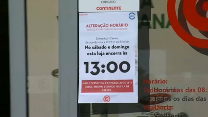 Cartel con el horario de toque de queda en un supermercado de Elvas