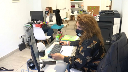 Autónomos y PYMES afrontan un final de año muy difícil, que podría complicar en muchos casos su existencia. Dos personas trabajan en el interior de una pequeña asesoría energética de Badajoz.