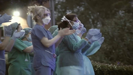 Aplausos a las puertas de un hospital, una de las imágenes para el recuerdo de 2020