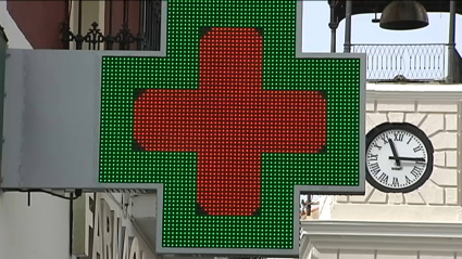 Letrero luminoso de una farmacia de la calle santa Eulalia de Mérida.