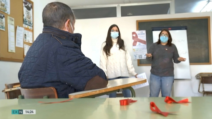 Un usuario atiende a una charla en la Asociación Nueva Vida