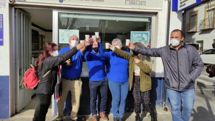 La administración de Lotería de Plasencia, celebrando que ha vendido dos décimos del Gordo