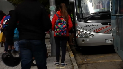 Alumnos subiendo a un autobús