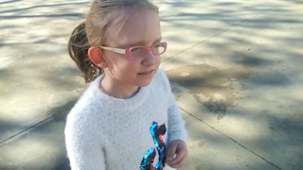 Emma sale al parque cuando no hay nadie