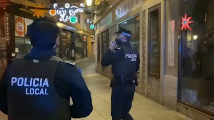 Una pareja de policía local patrullando en Navidad