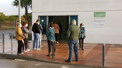 Gente esperando a la prueba pcr