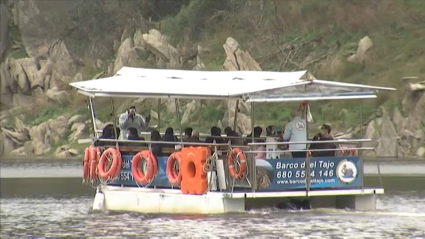 Barco turístico surcando el Tajo