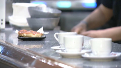 Café y cruasán en cafetería de Talavera la Real