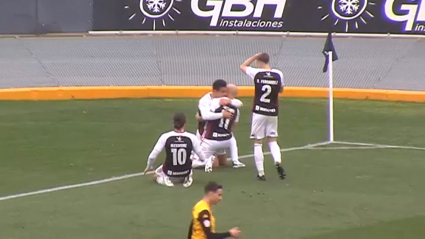 Gorka Santamaría celebrando el gol de la victoria ante el Extremadura