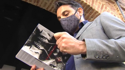 Mario Peloche con su cuarta novela, 'La dama pálida', en Zafra